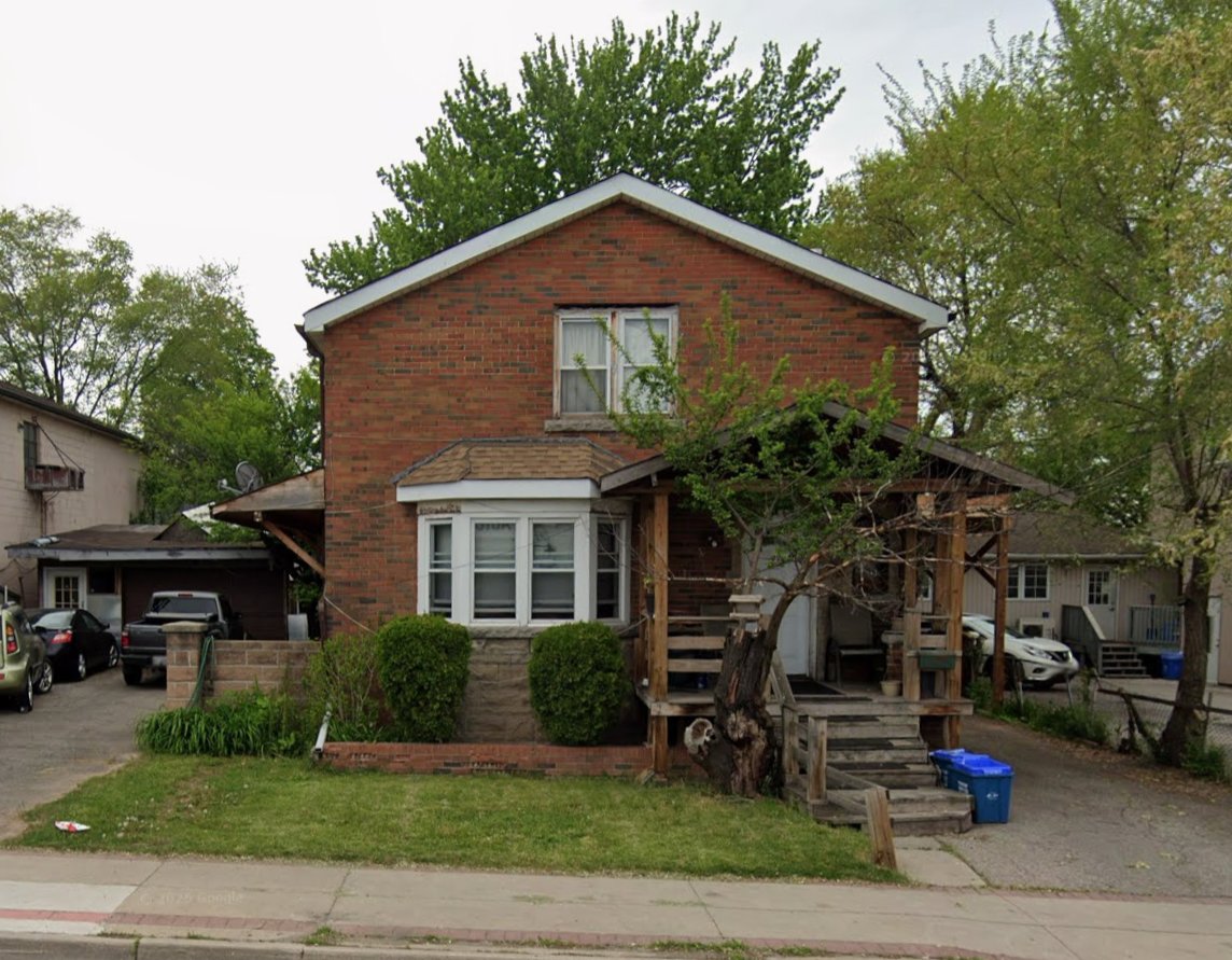 Media371's tweet image. Working fire at a home on Parkdale Avenue North north of Dunsmure Road in Hamilton earlier. Heavy smoke and flames on the second floor at the rear. No injuries.  #HamOnt
