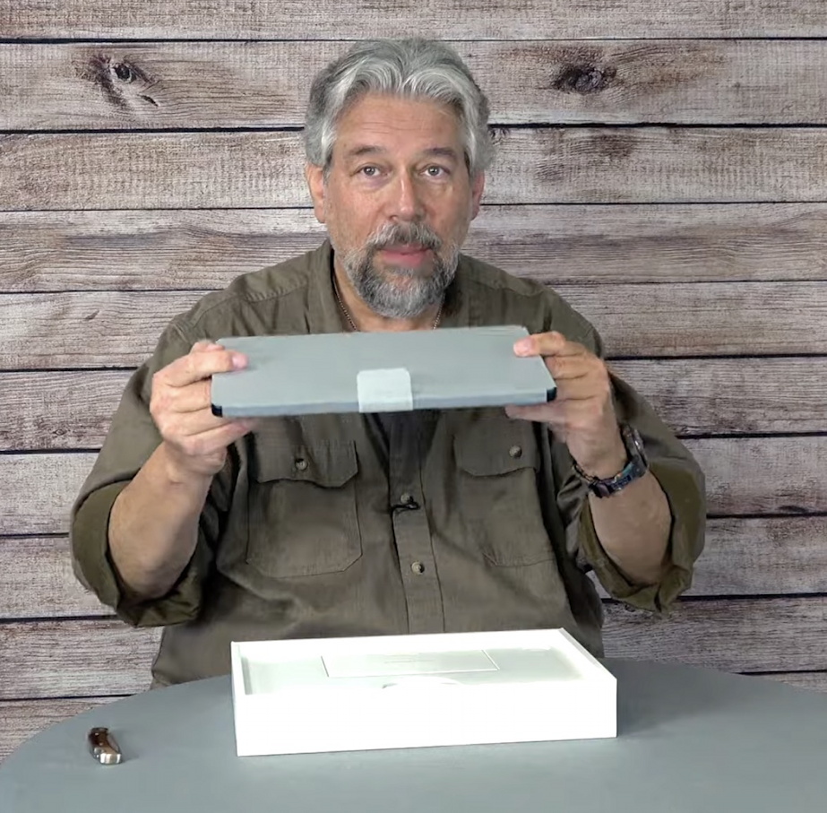 DaveTaylor's tweet image. I purchased an M5 MacBook Air 13.6" laptop to replace my heavy MacBook Pro, and so far it's been delightful. Here's the full unboxing so you can see what's in the box of a modern @Apple device. It's pretty interesting! youtube.com/watch?v=NdnxK7… #apple #macbookair #unboxing