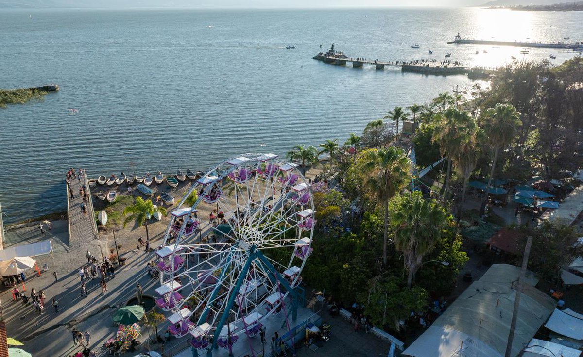 BeckyReynoso's tweet photo. Chapala se renueva  esta Semana de Pascua y suma nuevos atractivos en su malecón.

Ahora podrás subirte a un teleférico con vista al lago y a una rueda de la fortuna gigante.

Los juegos operan de lunes a viernes de 17:00 a 22:00 horas, y fines de semana desde las 12:00 hasta las 22:00. Estarán disponibles hasta el 12 de abril.

Costos: 50 pesos juegos infantiles y 70 pesos el teleférico o la rueda.

El lago  esta al 70% de su capacidad, lo que permite una vista maravillosa .
#Chapala