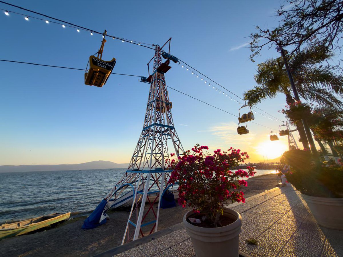 BeckyReynoso's tweet photo. Chapala se renueva  esta Semana de Pascua y suma nuevos atractivos en su malecón.

Ahora podrás subirte a un teleférico con vista al lago y a una rueda de la fortuna gigante.

Los juegos operan de lunes a viernes de 17:00 a 22:00 horas, y fines de semana desde las 12:00 hasta las 22:00. Estarán disponibles hasta el 12 de abril.

Costos: 50 pesos juegos infantiles y 70 pesos el teleférico o la rueda.

El lago  esta al 70% de su capacidad, lo que permite una vista maravillosa .
#Chapala