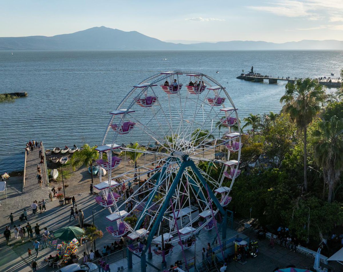 BeckyReynoso's tweet photo. Chapala se renueva  esta Semana de Pascua y suma nuevos atractivos en su malecón.

Ahora podrás subirte a un teleférico con vista al lago y a una rueda de la fortuna gigante.

Los juegos operan de lunes a viernes de 17:00 a 22:00 horas, y fines de semana desde las 12:00 hasta las 22:00. Estarán disponibles hasta el 12 de abril.

Costos: 50 pesos juegos infantiles y 70 pesos el teleférico o la rueda.

El lago  esta al 70% de su capacidad, lo que permite una vista maravillosa .
#Chapala
