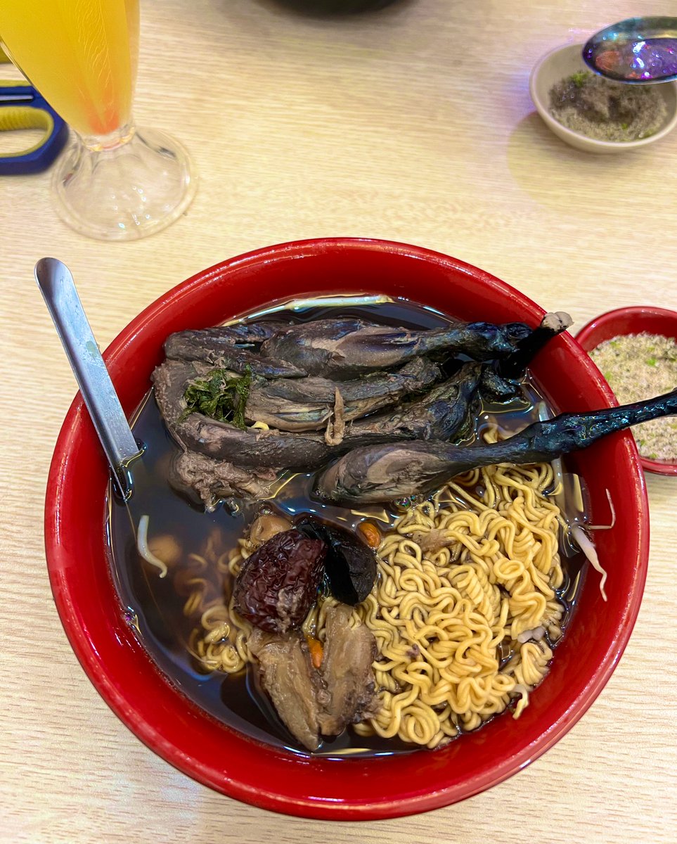 Chờ em ra mở cổng 🐰 tweet media