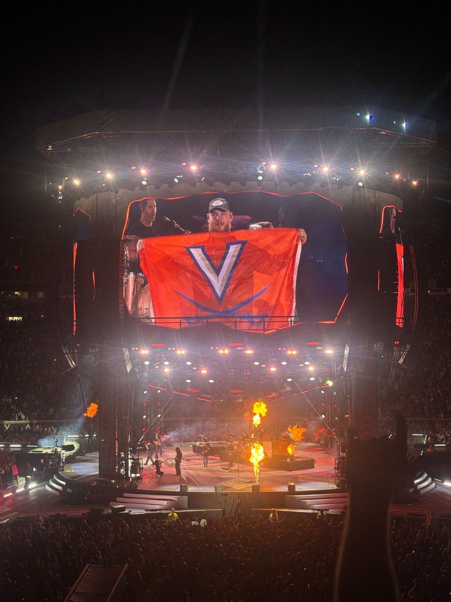 UVA's tweet photo. That was our kinda Saturday night 🧡🎸 https://t.co/JZLKSuMVo5
