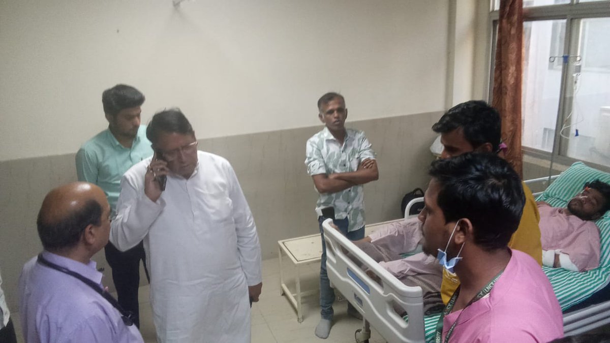 MrDeepakRai's tweet photo. जो मेरे दुख में मेरे साथ खड़ा है वह मेरे लिए सबसे बड़ा है पूर्व मंत्री विधायक आदरणीय श्री पीसी शर्मा जी का बहुत-बहुत धन्यवाद आभार जिन्होंने हमें हौसला दिया हमारे लिए हर संभव मदद की पुनः बहुत-बहुत धन्यवाद आभार 
@pcsharmainc @jitupatwari @digvijaya_28 https://t.co/Vl3OXyiDww