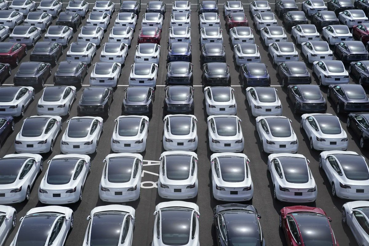 JPMorgan is telling Tesla investors to brace for pain.

The EV company sold 358,000 vehicles in Q1, 4% below analyst consensus and 7% lower than JPMorgan's 385,000 delivery forecast.

Read the full story in my latest for <a href="/BusinessInsider/">Business Insider</a> 📉📰

businessinsider.com/tesla-stock-pr…

$TSLA