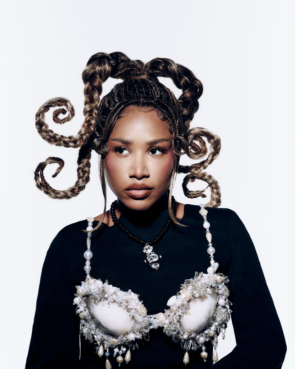 A rapper Ebony acaba de lançar “KM2 (De luxo)”, nova versão do álbum ...