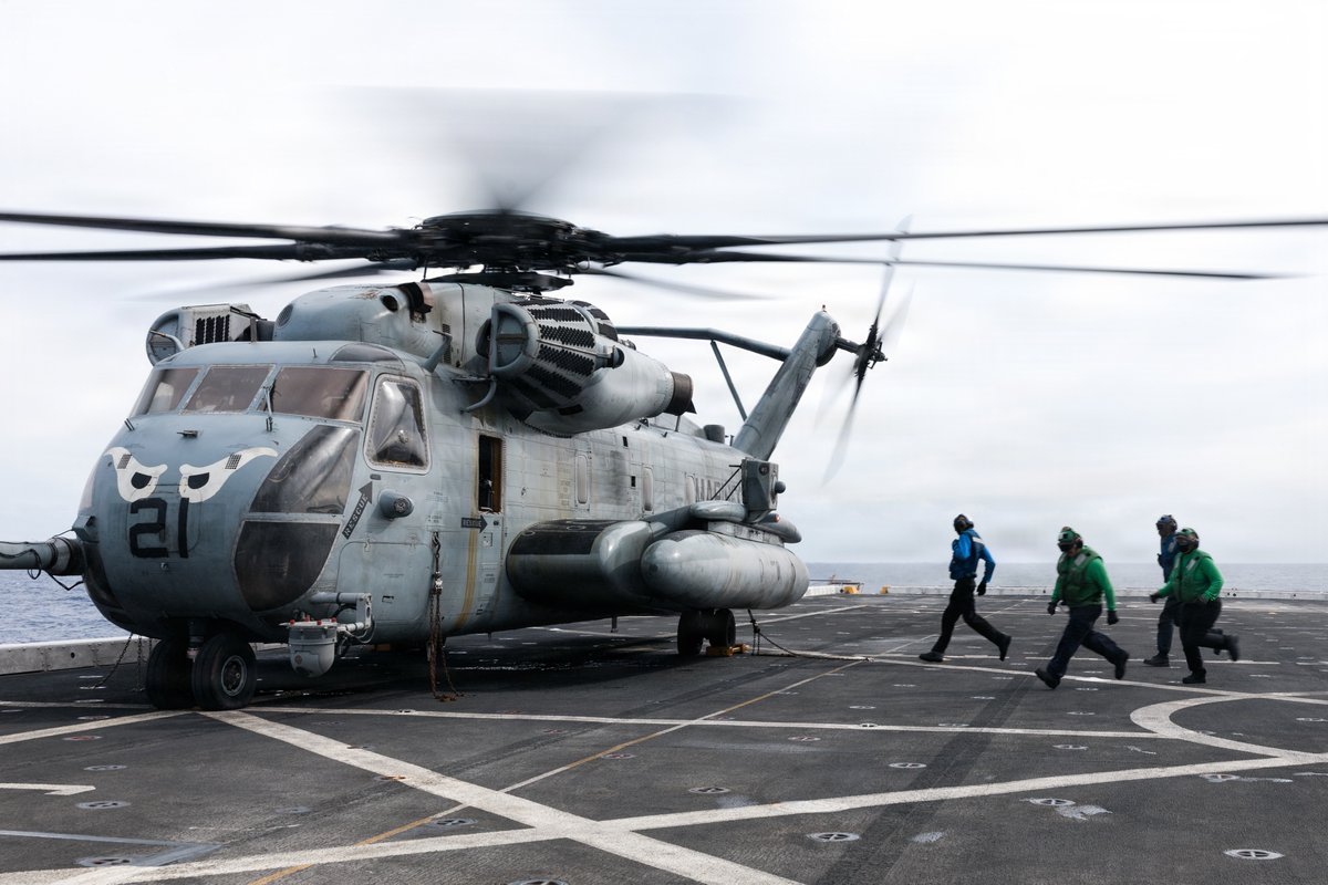 USPacificFleet's tweet image. Marines and Sailors with the 11th MEU conduct flight deck ops aboard USS Portland (LPD 27), March 31. 🌊✈️

Precision and safety are the foundation of our sea-to-shore power. We remain ready to dominate any fight, anytime.

#USNavy #11thMEU #Readiness #BlueGreenTeam