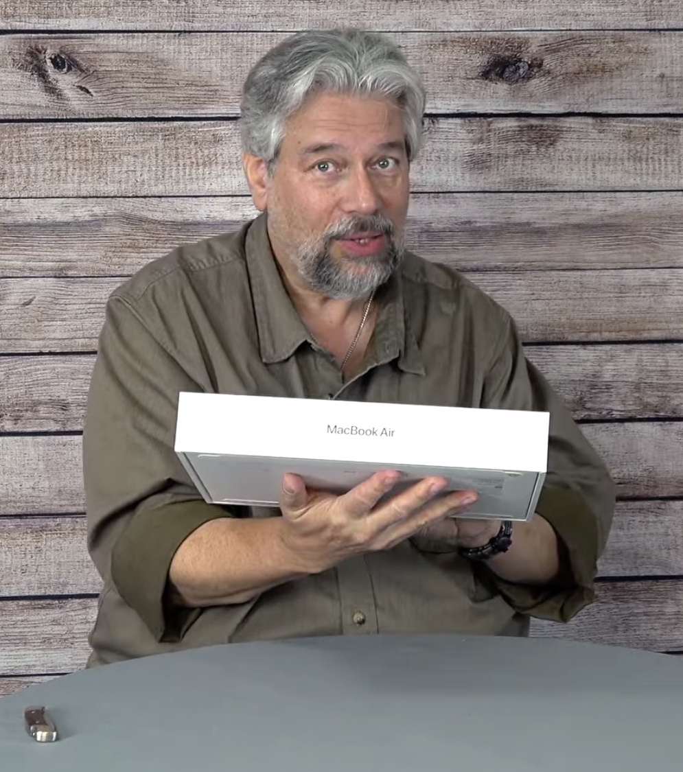 DaveTaylor's tweet image. I purchased an M5 MacBook Air 13.6" laptop to replace my heavy MacBook Pro, and so far it's been delightful. Here's the full unboxing so you can see what's in the box of a modern @Apple device. It's pretty interesting! youtube.com/watch?v=NdnxK7… #apple #macbookair #unboxing