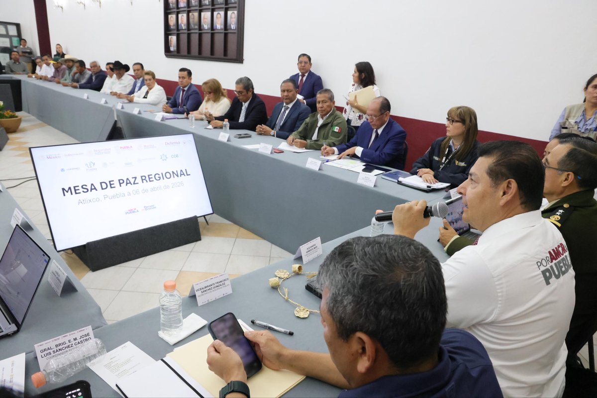En Atlixco participamos en la Mesa de Paz de la Microrregión 21 👮🏼‍♀️🚔, junto a alcaldes, alcaldesas y los tres órdenes de gobierno, sumando esfuerzos para garantizar la #PazConBienestar 🫶🏼 de las familias poblanas, bajo la directriz de nuestra presidenta, la Dra. <a href="/Claudiashein/">Claudia Sheinbaum Pardo</a>. 🫱🏼