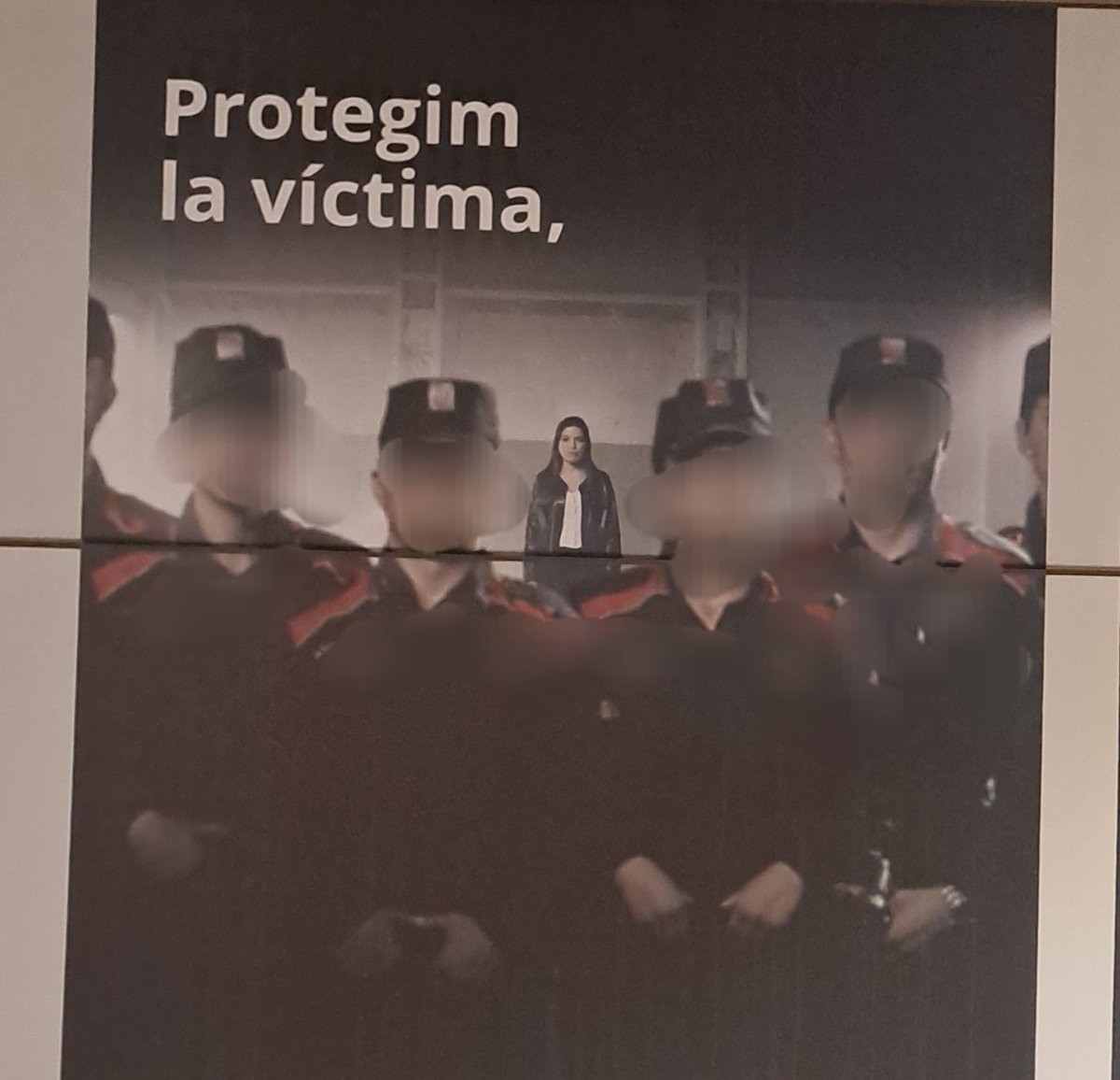 xCryptoisfuture's tweet photo. @Trovador_casual Es de risa, Sí. Puro postureo. Se rién de sus cuidadanos. Parecen 2 universitarias en foto de graduación. Luego en los edificios de las cuidades hay carteles de propaganda ideológica👎🤡👻 https://t.co/0sb8fV6Uk5