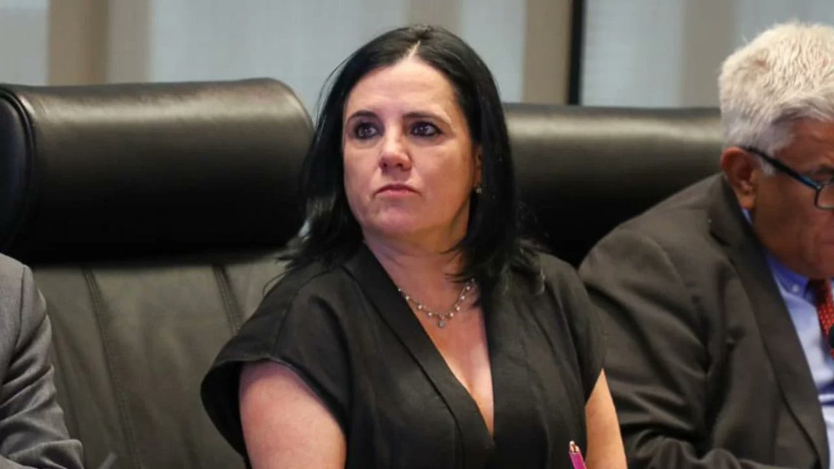 😯 "Trinidad Steinert"

Porque se supo que removió a la oficial de la PDI que investigaba a sus propios funcionarios de confianza por corrupción. Y lo hizo a los dos días de asumir como ministra.