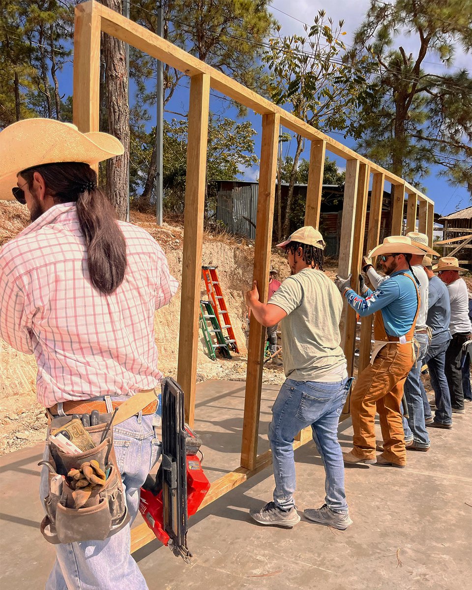 CasasporCristo's tweet photo. Behind every house is a story of a family who has faced uncertainty and is now able to step into a new home.  

We are so thankful for everyone who serves. Thanks to your support, these life-changing moments are made possible.

#casasporcristo #faith #missionstrips #mission https://t.co/n1SckMDTf9