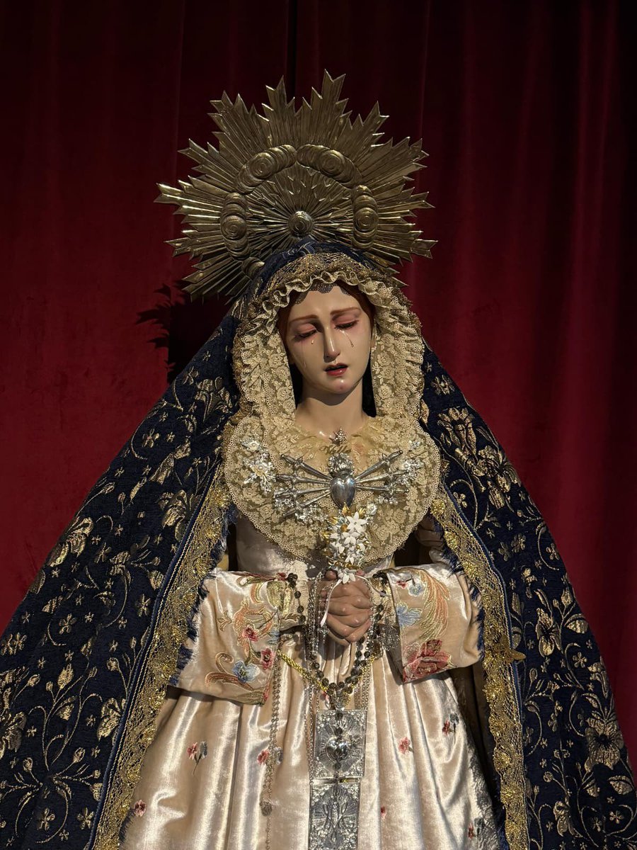Así se presenta Santa María del Valle con motivo de la Pascua y tiempo Ordinario.

Para dicha ocasión la Santísima Virgen estrena manto donado por una hermana. 

#ValledeMálaga
#CofradiasMLG