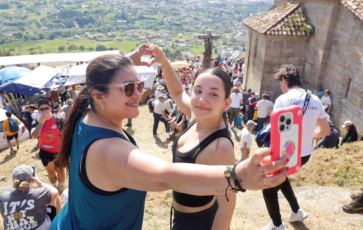 diarioferrol's tweet photo. 📸 GALERÍA | Lunes de #Chamorro 2026: las mejores imágenes de la romería a la que va todo #Ferrol; por Jorge Meis (@jorgemeis) 👉 https://t.co/s3aq8MApnz https://t.co/YuoyZkOHm8