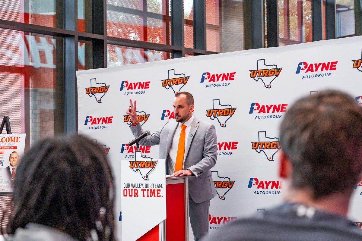 GoUTRGV's tweet photo. The excitement is real. ✌️

Welcome to the Valley, Coach Chambers! 

#UTRGV #RallyTheValley https://t.co/DcigpVV7RX
