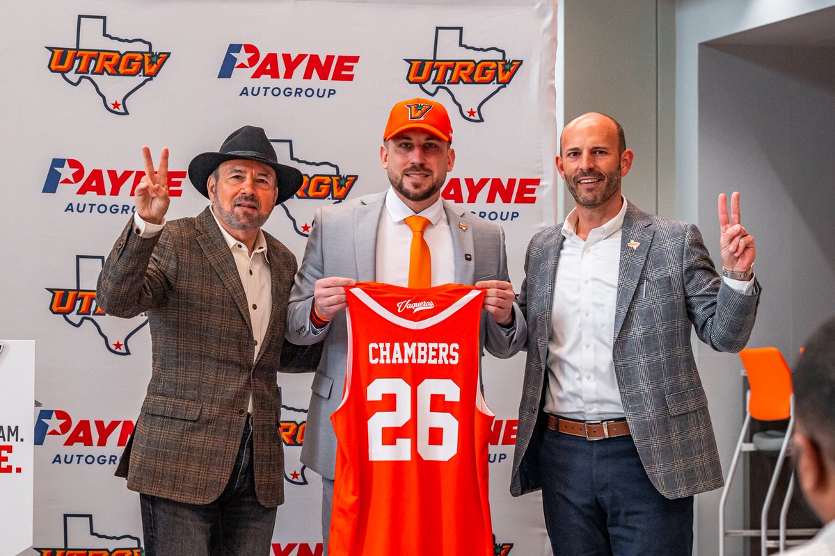 GoUTRGV's tweet photo. The excitement is real. ✌️

Welcome to the Valley, Coach Chambers! 

#UTRGV #RallyTheValley https://t.co/DcigpVV7RX
