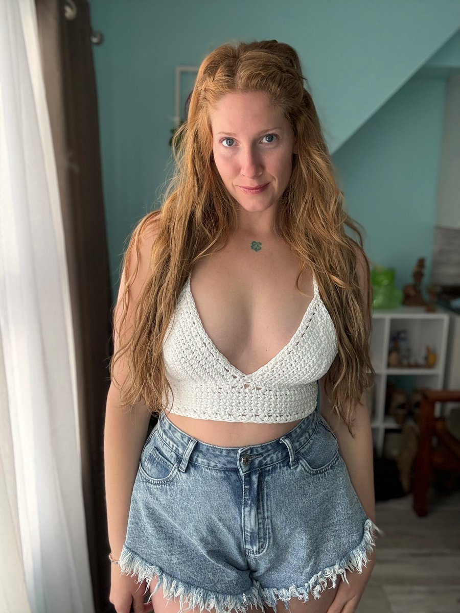 BecEmBlooming2's tweet image. My momma made this bralette ☺️🧶

#crochet #redhead #model #bralette