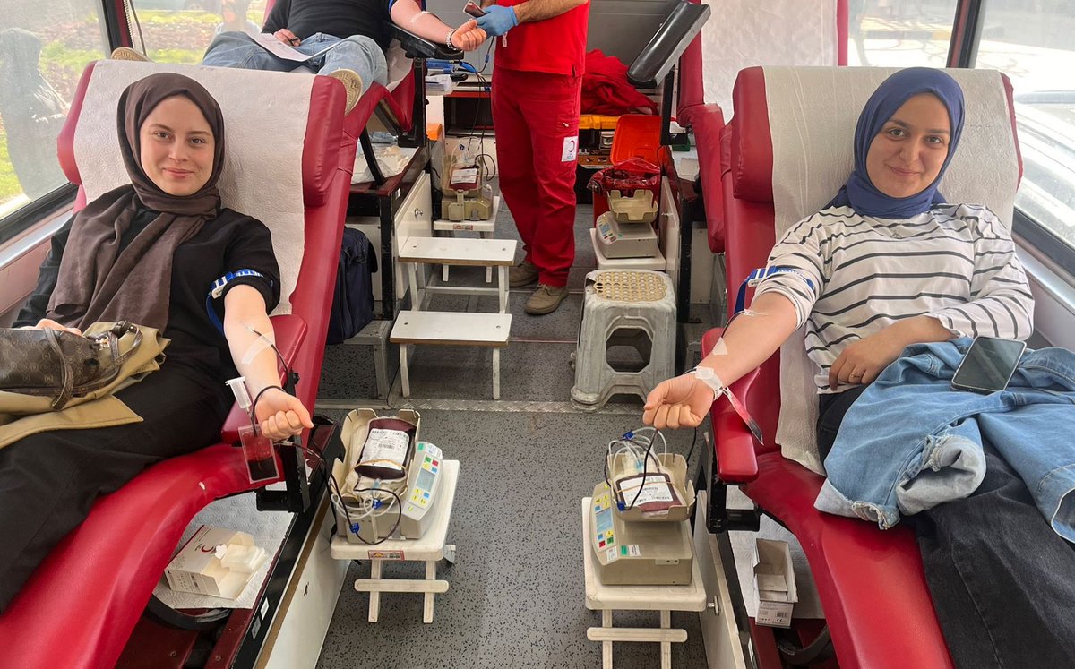 AfyonKYGM's tweet photo. 📍Esma Sultan Yurdu

Genç Takım Projesi kapsamında gönüllülük faaliyetlerinden Kızılay’a kan bağışçısı olmayı seçen öğrencilerimiz, Sandıklı 15 Temmuz Meydanı’nda kurulan Kızılay ekiplerine kan bağışında bulundu.

Toplumsal dayanışmanın en güzel örneklerinden birini sergileyen öğrencilerimize duyarlılıkları için teşekkür ederiz. 🩸

#AfyonGençTakım 

@OA_BAK @gencliksporbak @GSB_KYGM