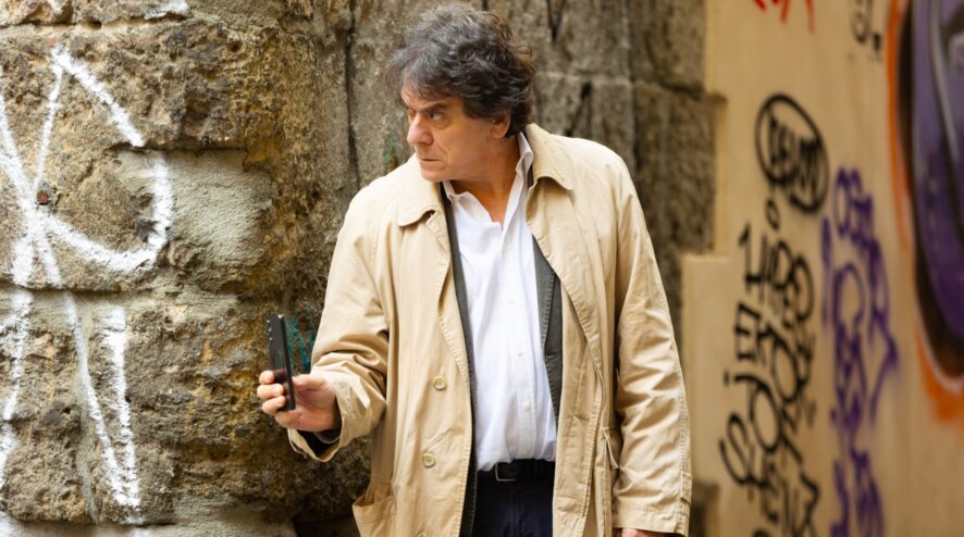IlBig70's tweet photo. Grillo non ha ancora incontrato Saviani perché il costumista ha un solo spolverino beige #upas https://t.co/SF8yEQ8a2D
