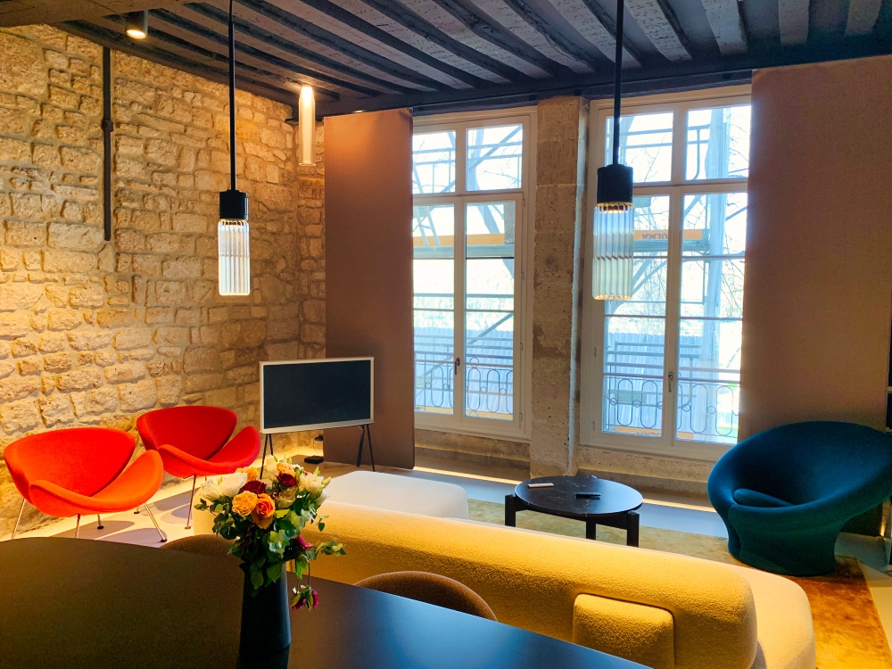 YvesdeContades's tweet image. The gentleman with the enigmatic smile handed us keys, Laurent-Perrier, and chocolates ""that whispered of untold pleasures."" Mon dieu, even the welcome gifts have literary aspirations in Paris.

#SweettApartments #ParisLuxury #WeekendBreak