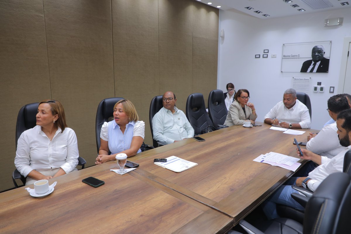 DiputadosRD's tweet photo. La Comisión Permanente de Recursos Hídricos, presidida por el diputado Willy Sánchez (@willysanchezg), presentó a estudio la iniciativa del proyecto de resolución que solicita al presidente de la República instruir al Instituto Nacional de Aguas Potables y Alcantarillados (INAPA) para que lleve a cabo de forma inmediata de los recursos asignados a la institución, la construcción de un acueducto en el municipio San Rafael del Yuma, provincia La Altagracia. Proponente: @CarmenRDiputada #DiputadosRD