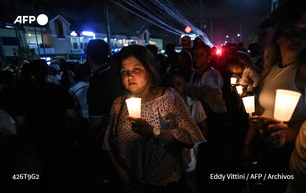 Familiares de las víctimas del derrumbe de una discoteca en República Dominicana claman justicia en medio de una audiencia celebrada en vísperas del primer aniversario de la tragedia, que dejó más de 200 muertos #AFP
