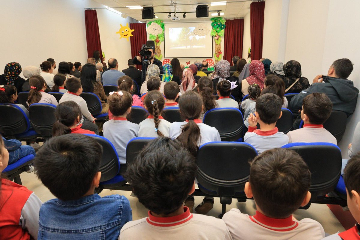 💦 Su Verimliliği ve Orman Etkinliği 🌲
Çatalçeşme İlkokulu tarafından düzenlenen Su Verimliliği ve Orman Etkinliği programında; öğrencilerimizin hazırladığı resim sergisinin açılışına katılarak salon programına eşlik ettik. 
Emeği geçen tüm öğrenci ve öğretmenlerimizi tebrik