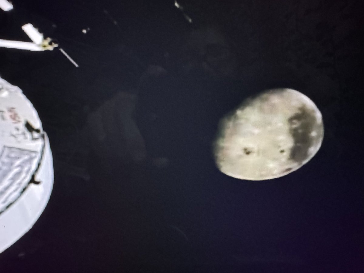 KaorSat's tweet photo. 〈訳〉【NASA】アルテミスIIミッションを記念して、宇宙飛行士たちは、『インテグリティ』と名付けられたオリオン宇宙船を讃えるとともに、船長のリード・ワイズマンの、亡くなった妻キャロル（Carroll）に敬意を表し、月の特定の地形に、新たな名称を付けることを提案したと発表した。 https://t.co/hVTXXpnUMz