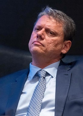 Danilo50101's tweet photo. SP precisa ter um piso estadual para os professores!

Cortando 20% dos 85 BILHÕES em isenções que o Tarcísio dá para grandes empresários, esse piso pode ser 10 mil reais, o dobro do nacional!

Para os demais trabalhadores da educação, podemos garantir 100% de aumento! https://t.co/2ApnD3kq78
