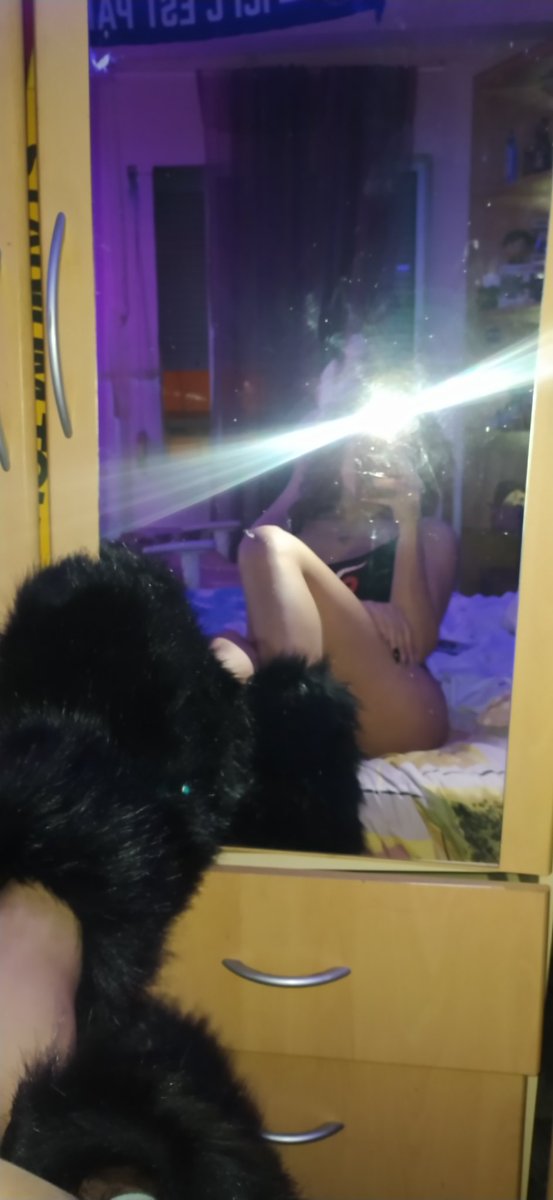 _spoiledkitty's tweet photo. La bandeja de solicitudes infestada de bots scammers...🥱 Y por esto niños, hay que tributar antes de hablar https://t.co/HoyEkKTZQQ