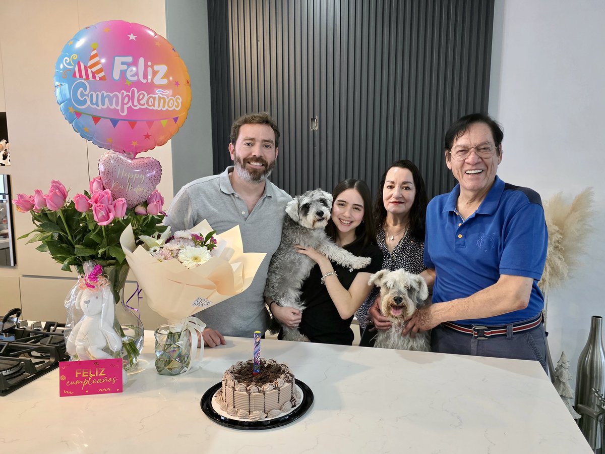 CarlosPalomoF's tweet photo. 💝 El festejo de Mariel!!!... #Family #MMMostras ... https://t.co/yXtHVb8JDa