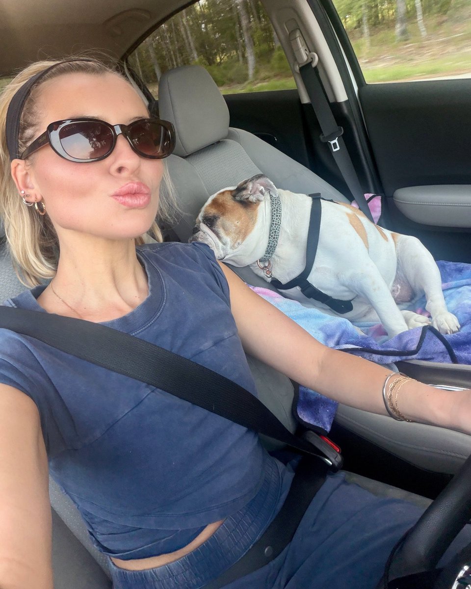 velveteyewear's tweet photo. POV: riding around with my bestie, rocking ‘Harper’ in tortoise by Velvet Eyewear 🤎🐾

#WomensSunglasses #FaceCard #SpringLooks #EnglishBulldogMom #BestSunglasses https://t.co/05jaj4mHYG