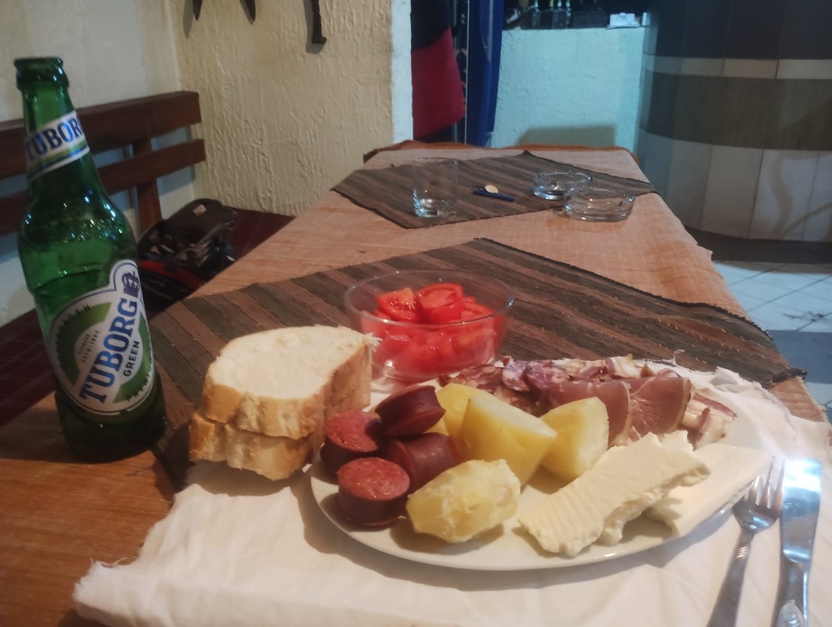 峠の途中で声をかけて頂き、ビールや食事をご馳走になり、今夜は庭でテントを張らせて貰えることに
モンテネグロ、みな優しい