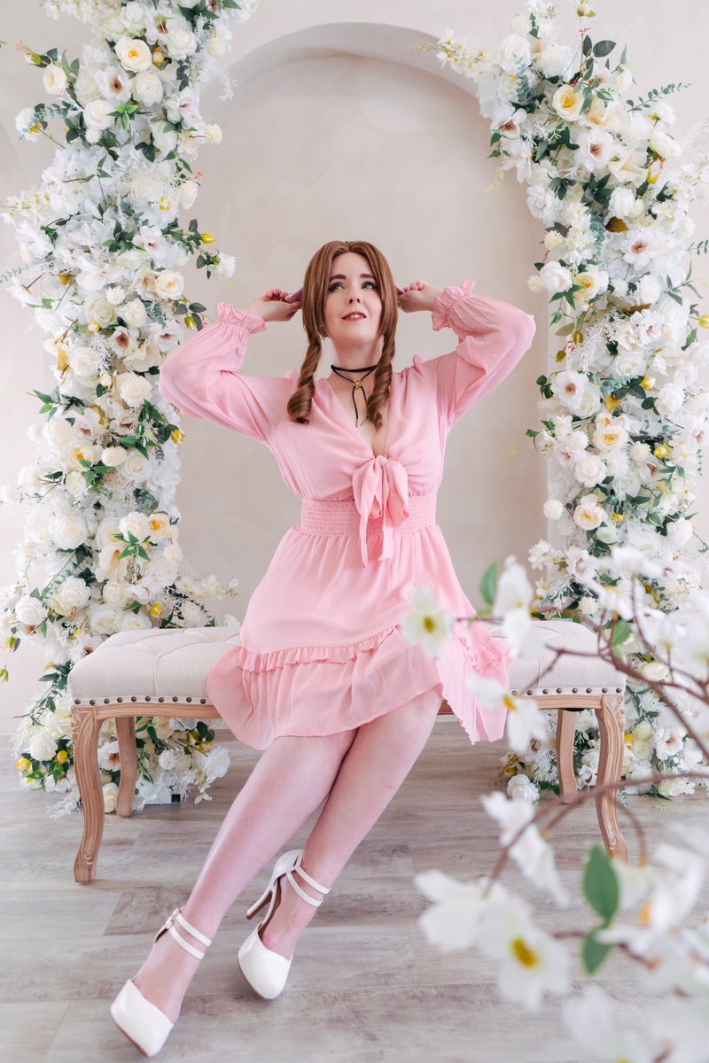 ValkyDesigns's tweet photo. More flowers focused photos to bring Spring here FASTER 😭

📸 @paredeserik 
Gorgeous wig by Minedoko (IG) https://t.co/E5cUJLOVkR