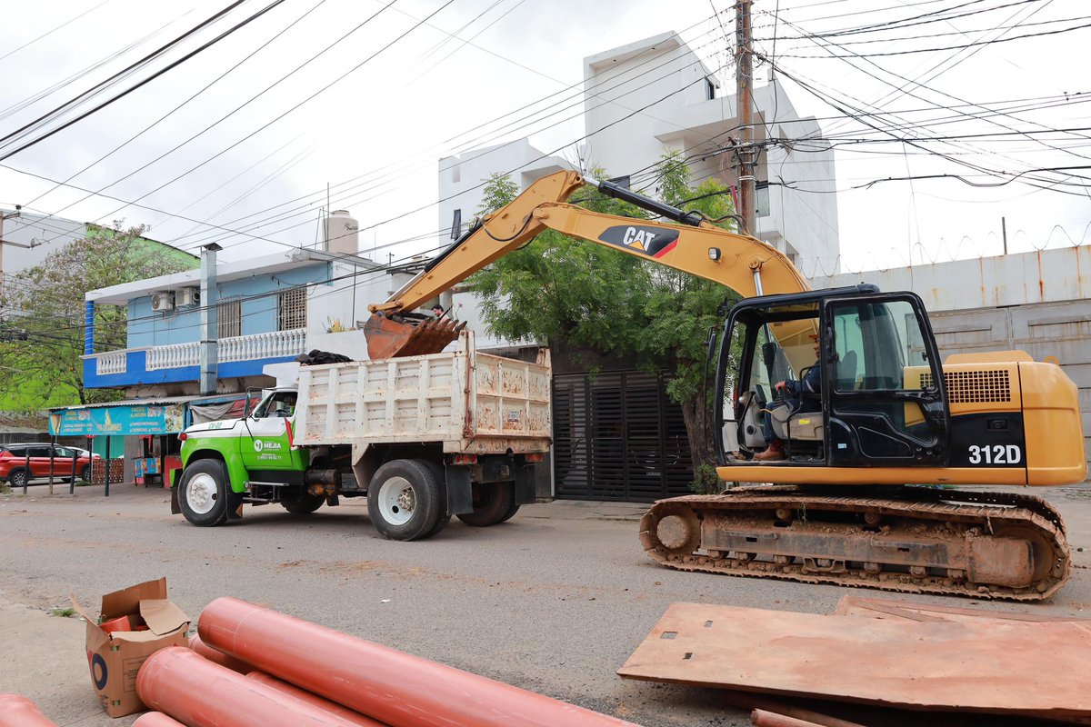 Iniciamos la reparación de un colector dañado en la colonia Atasta, sobre la calle Felipe J. Serra. Para atender de fondo el problema, trabajamos a 4.5 metros de profundidad en una tubería con más de 40 años de servicio.

La vialidad permanecerá cerrada temporalmente en el tramo
