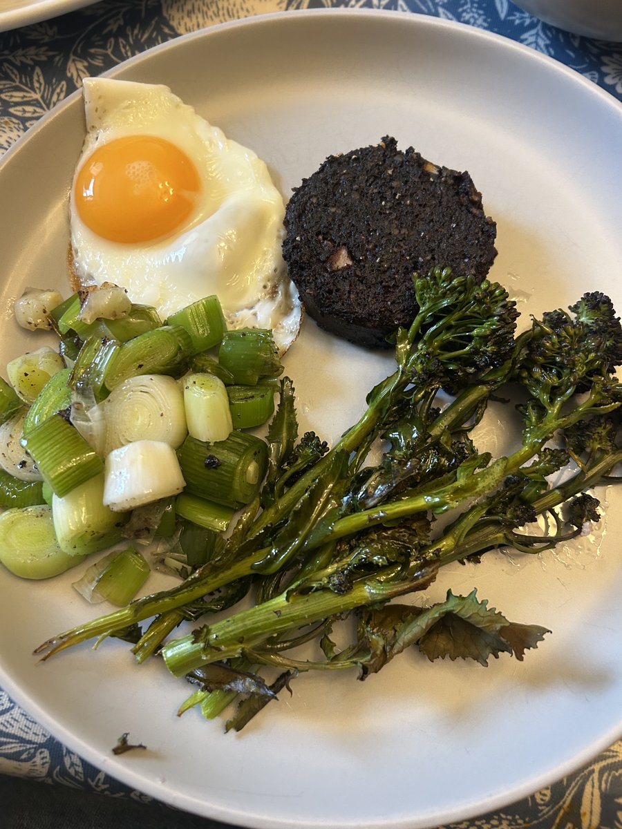 ChrisMoonMBE's tweet image. My hens laid the egg I grew the leeks and purple sprouting bought the black pudding- take pleasure in simple things 🙏😎