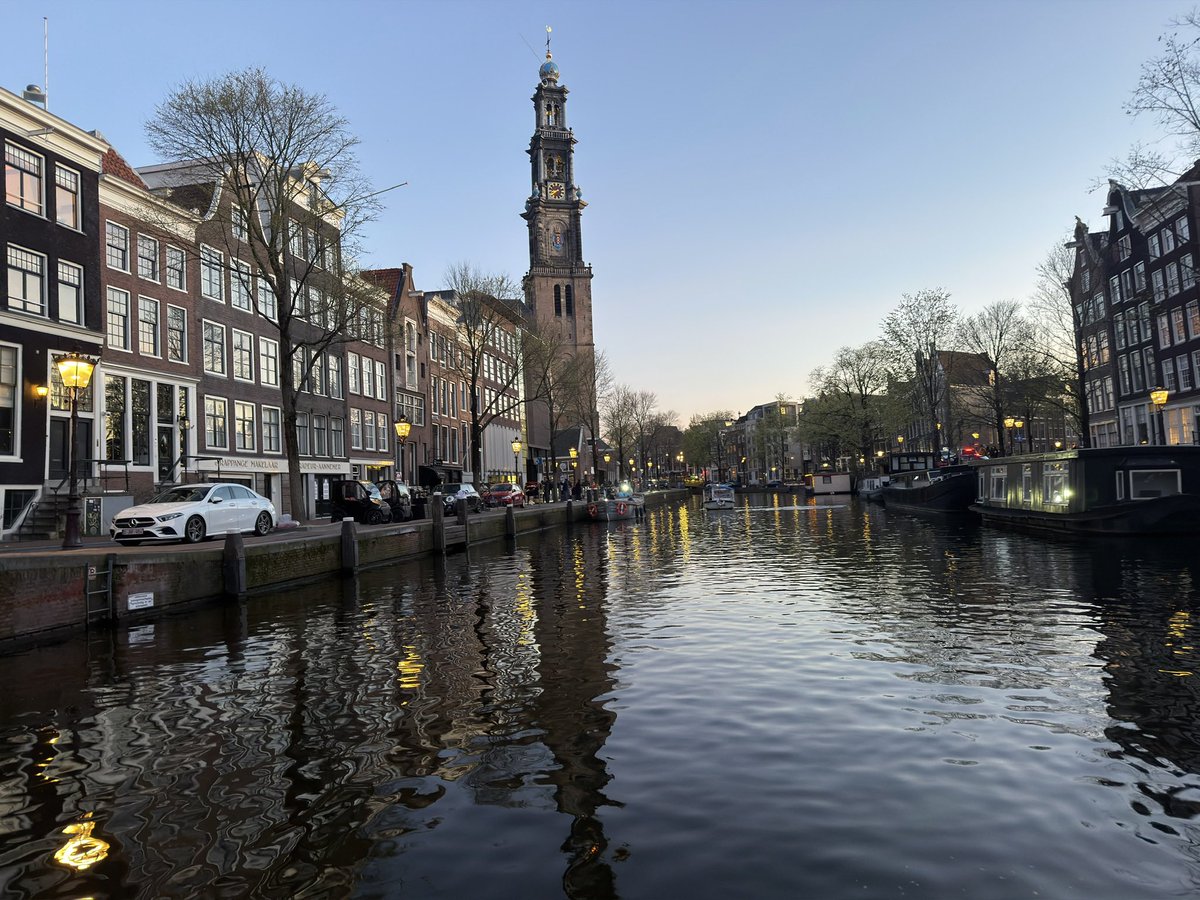 N685DA's tweet photo. When you’re all the way in Amsterdam and someone hits you with a “Go Dawgs.” ❤️ https://t.co/ctzKfPPn6X