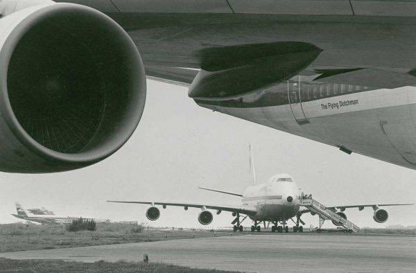 TomvHeek's tweet photo. @eduardo_mo22093 @OnDisasters It was sporting the blue colors since 1975. In this picture, taken hours before the crash, you can see both aircraft https://t.co/Z039sFv0hV
