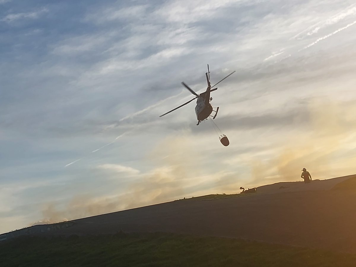 112Cantabria's tweet photo. El equipo del helicóptero del @cantabriaes ha apoyado esta tarde al operativo de Montes en dos incendios forestales en #Ruente y #Herrerías. Ha realizado 12 descargas aéreas sobre las zonas afectadas por las llamas. https://t.co/ZQekrheHsW