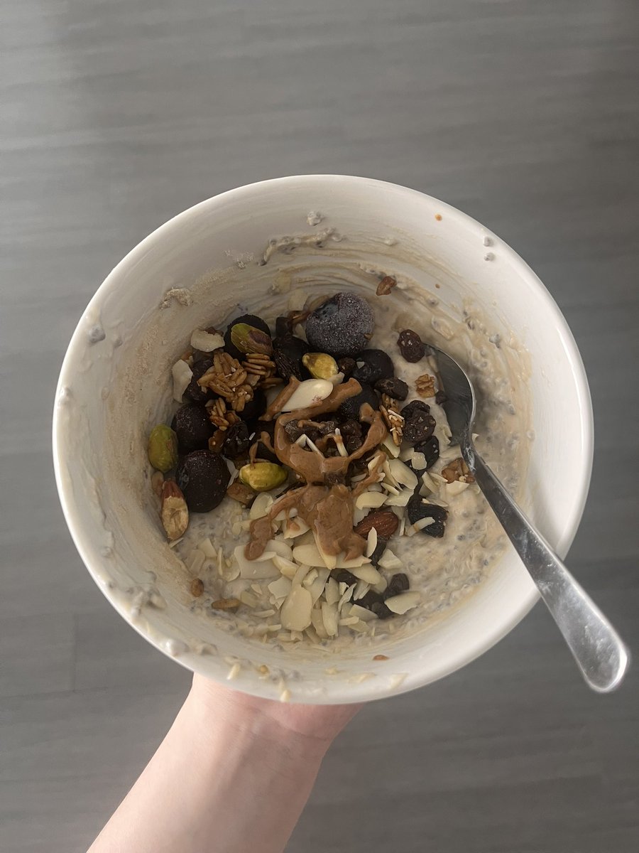 kill1bill1's tweet image. made this batch of banana chia pudding overnight and had some for breakfast ~307c 19.3g protein