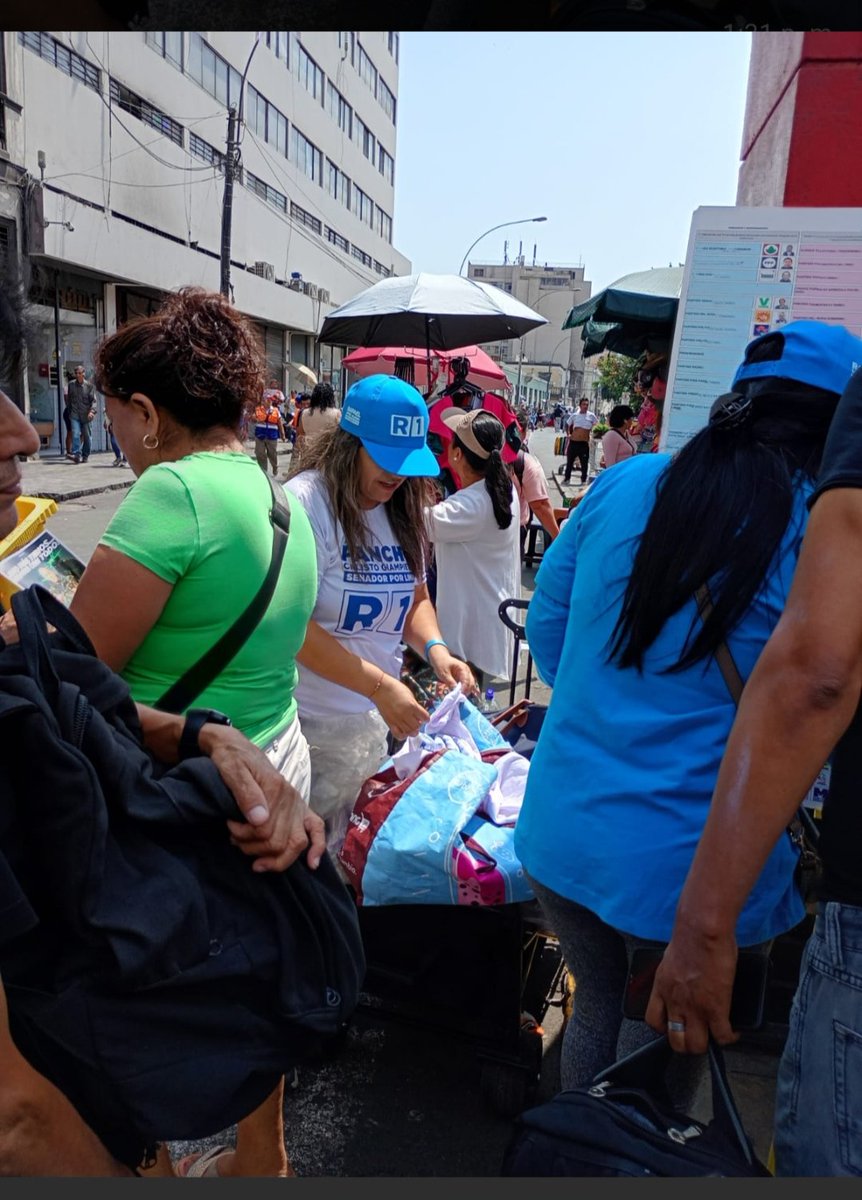 En calle Capón, con toda la 🐚 del mundo y sabiendose impunes, una mujer de RLA regala cosas "enseñando" a votar
Se zurran en la ley, saben que nada les pasa 😡 Hasta amenazan de muerte a Corvetto y pff, normal 😡
Ojalá hayan aprendido y voten por otro. Eso no lo pueden saber 👍🏻