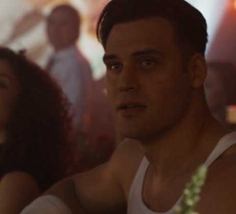 star_3llis's tweet photo. "best friends" does a best friend look at the other like THIS?? https://t.co/2VY1TUrIHs