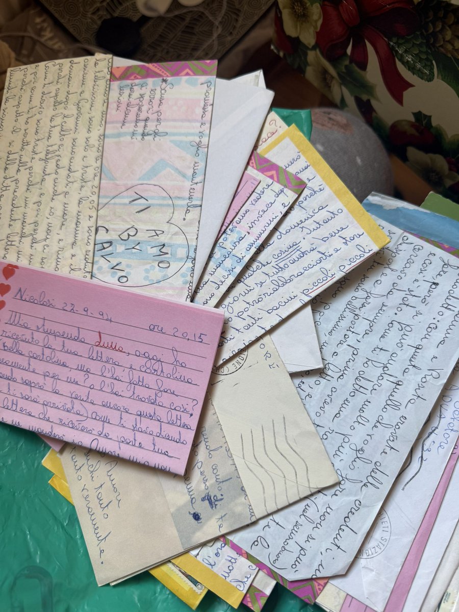 Mamma e papà per due anni si mandavano lettere avendo una relazione a distanza.
Oggi un uomo medio non riesce a rispondere a più di due messaggi.