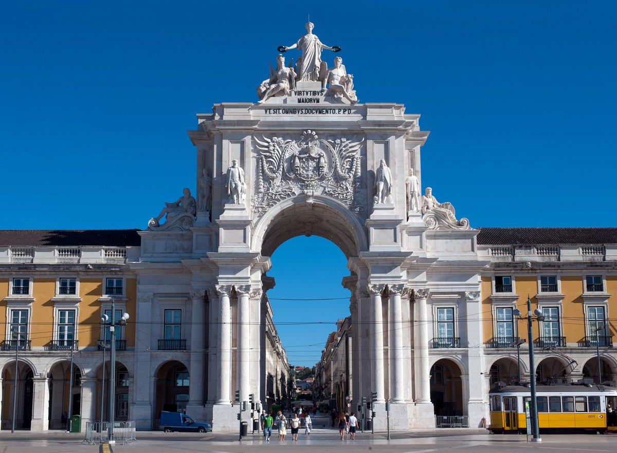 dutchbuildings's tweet image. The "Arco da Rua Augusta" is a 30 meter tall neoclassical triumphal arch in #Lisbon 🇵🇹. It commemorates the city's reconstruction after the devastating 1755 earthquake, tsunami, and fire. Construction began in the 1750s-1770s under the Pombaline rebuilding plan (initially