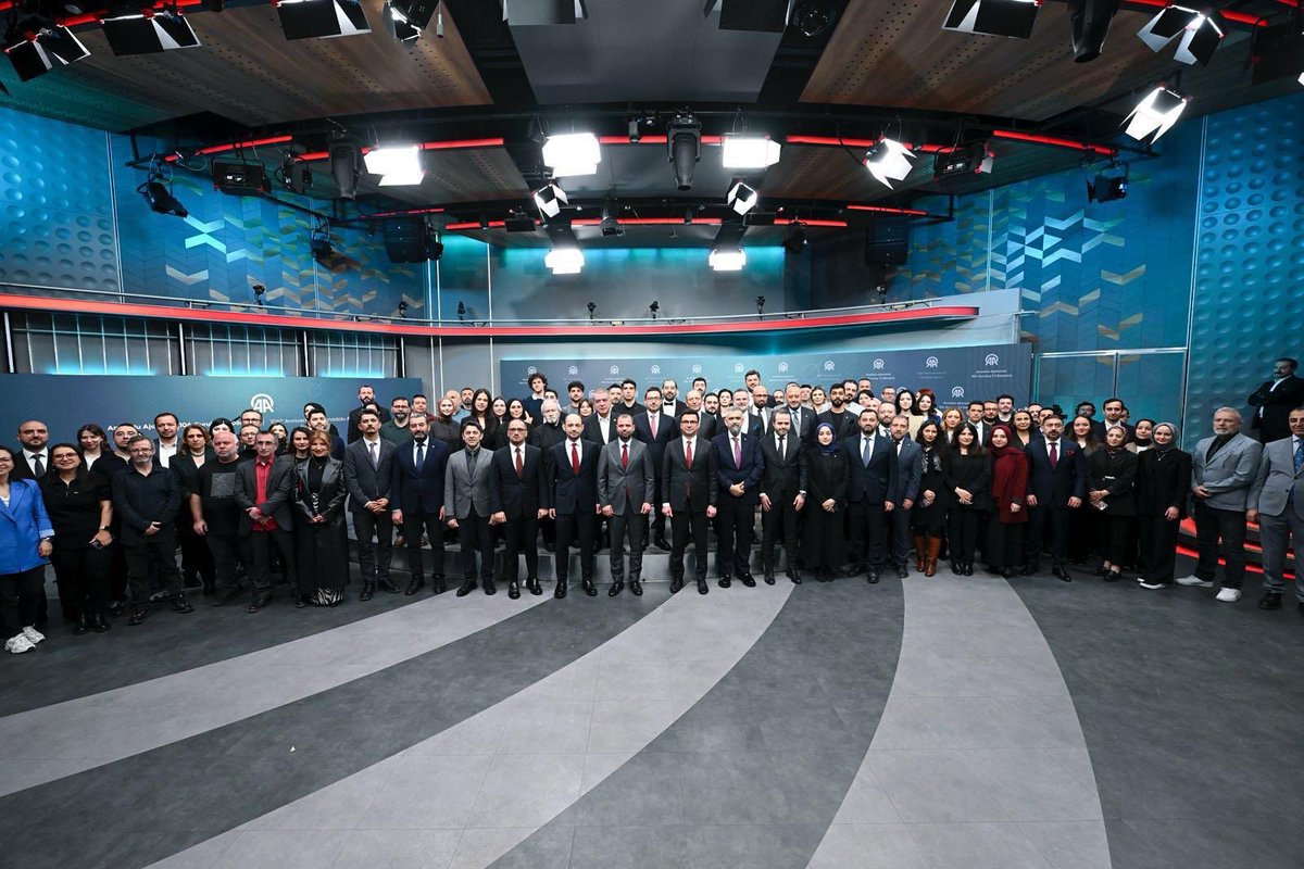 Anadolu Ajansı’nın 106. kuruluş yıl dönümü dolayısıyla düzenlenen törende bulunmaktan büyük bir memnuniyet duydum.
Değerli yol arkadaşlarımla yeniden bir araya gelmek, bu köklü hikâyenin bir parçası olmayı bir kez daha hissetmek benim için ayrı bir bahtiyarlık oldu.<a href="/anadoluajansi/">Anadolu Ajansı</a>