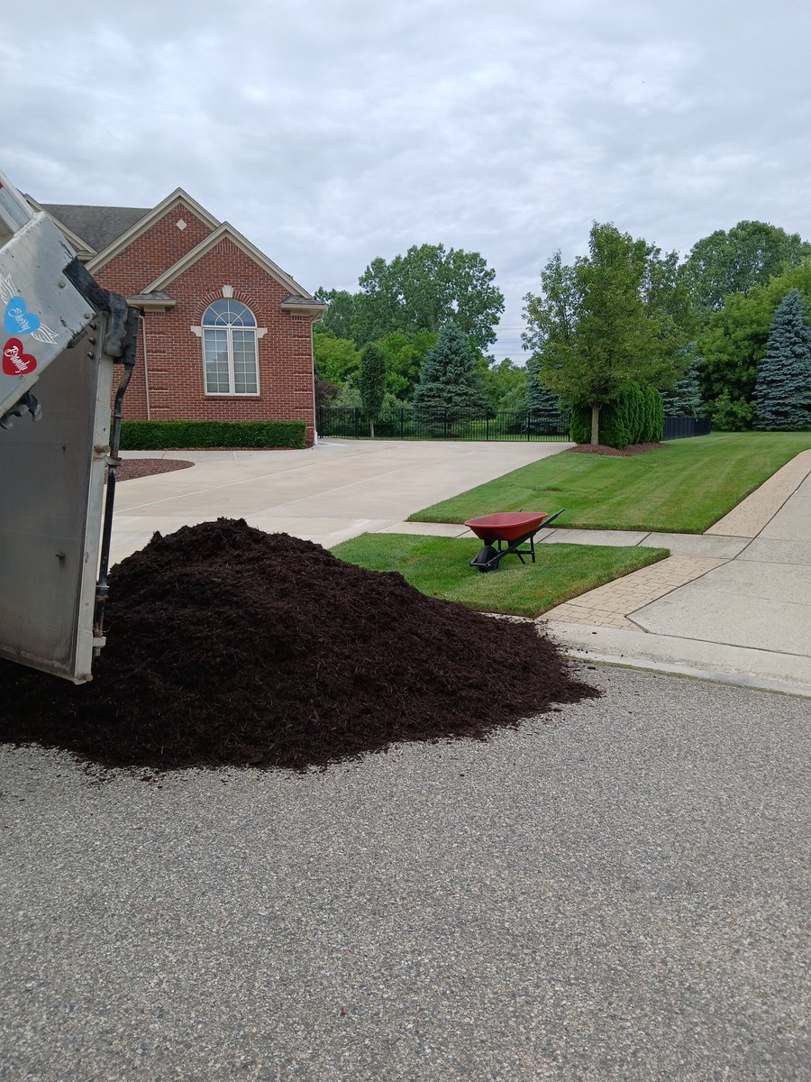 rocksnroots's tweet image. Does 6 yards of mulch look like too much to pick up? We make it easy. 🚀We can drop this in your driveway to save you multiple trips to the store. All pictures show 6 yards of mulch delivered🚚DELIVERY or 🛻PICKUP available.#landscapingsupplies #mulchdelivery #topsoil #gardensoil