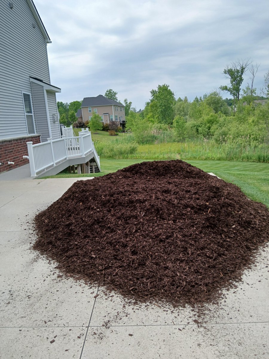 rocksnroots's tweet image. Does 6 yards of mulch look like too much to pick up? We make it easy. 🚀We can drop this in your driveway to save you multiple trips to the store. All pictures show 6 yards of mulch delivered🚚DELIVERY or 🛻PICKUP available.#landscapingsupplies #mulchdelivery #topsoil #gardensoil