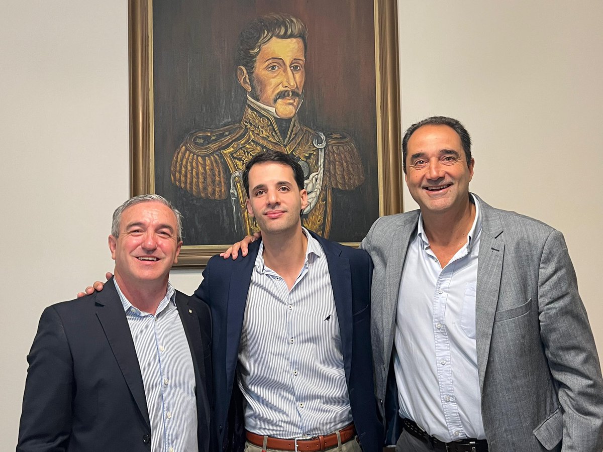 ANiffouri's tweet photo. En la mañana de hoy estuvimos en el Directorio del Partido Nacional , acompañando a @AgustindeMello1 , que asumió como representante de los jóvenes y junto a @PEDERNAL1975 son 2 los representantes de la lista 400 en el directorio !!! Más que bien representados 💪💪💪👏👏👏 https://t.co/0xjYysZC4N