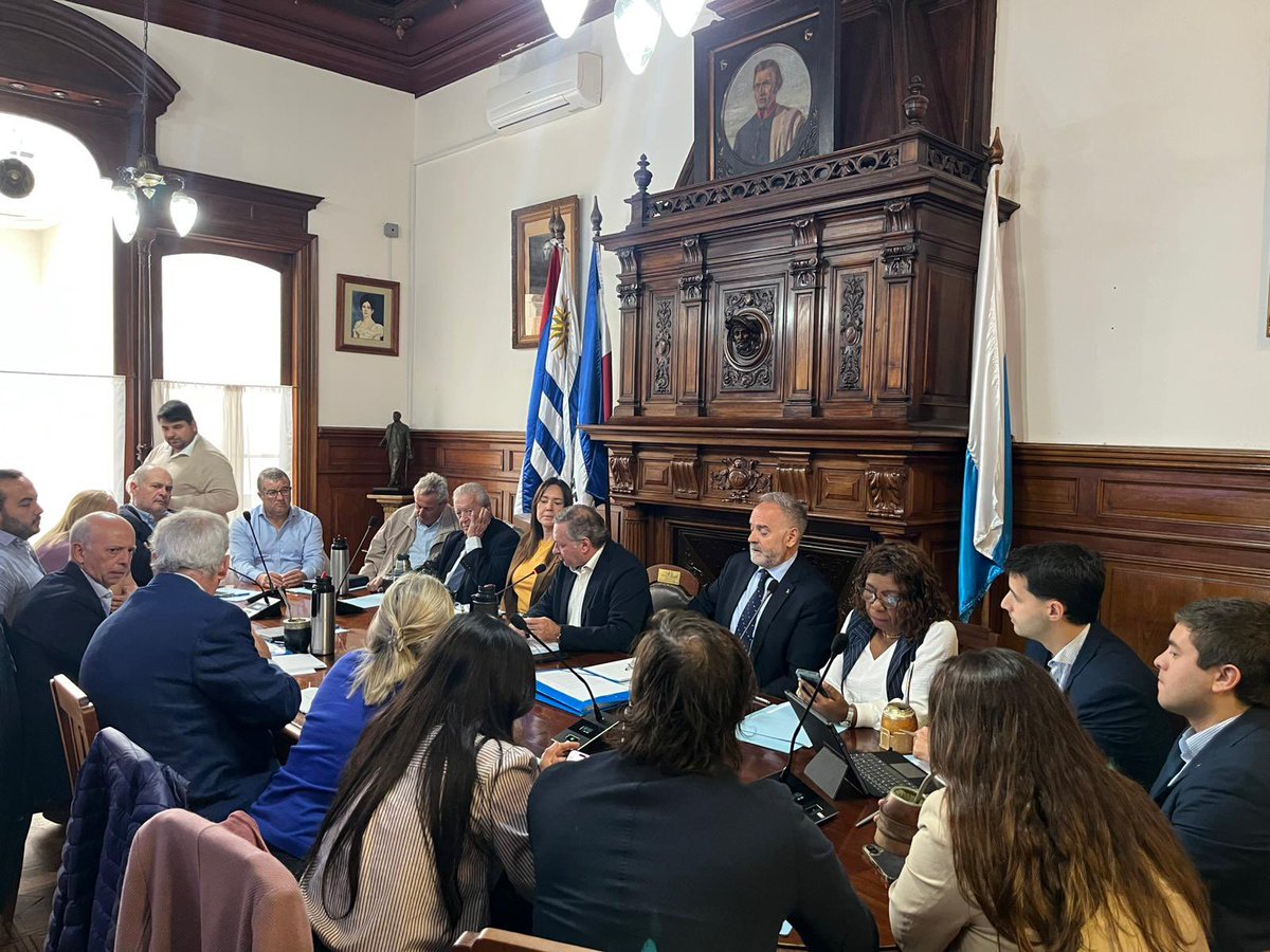 ANiffouri's tweet photo. En la mañana de hoy estuvimos en el Directorio del Partido Nacional , acompañando a @AgustindeMello1 , que asumió como representante de los jóvenes y junto a @PEDERNAL1975 son 2 los representantes de la lista 400 en el directorio !!! Más que bien representados 💪💪💪👏👏👏 https://t.co/0xjYysZC4N