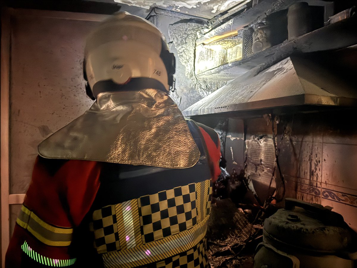 112cmadrid's tweet image. 🔥 Muchos incendios de vivienda empiezan en la cocina.

👉 Para prevenirlos:

🍳 👀 Nunca dejes sartenes ni ollas sin supervisión y mantén limpia la campana de grasa.

📸 Así evitaremos sustos, como el que ha ocurrido hoy en #Fuenlabrada.

#BomberosCM
#ASEM112